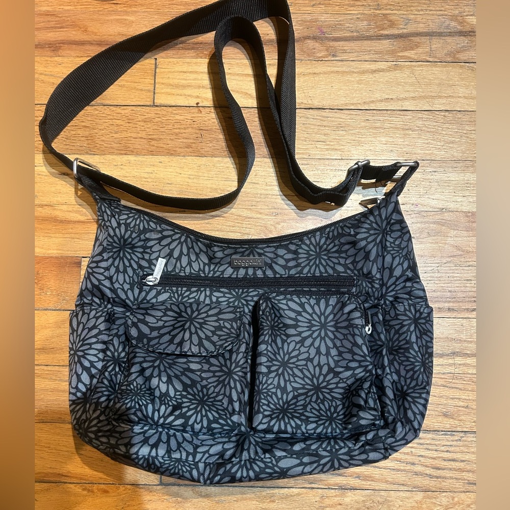 Baggallini Everyday Crossbody Floral Onyx Bag
